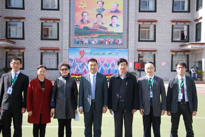 6.拉薩市副市長計(jì)明南加、教育局黨委書記康娜美朵等領(lǐng)導(dǎo)與我司拉薩項(xiàng)目小組重要成員合影留念